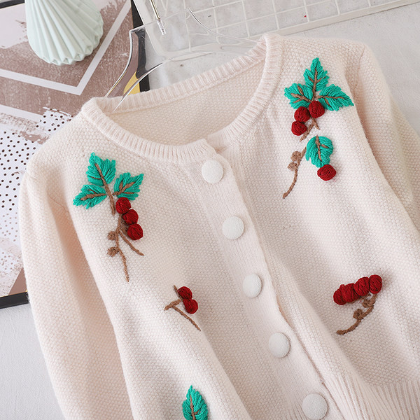 Naiste valge vest ümara kaelusega ja 3D elemendiga