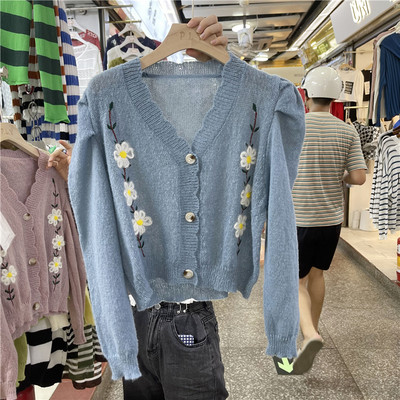 Γυναικεία ζακέτα με V-λαιμόκοψη και κεντημένα λουλούδια