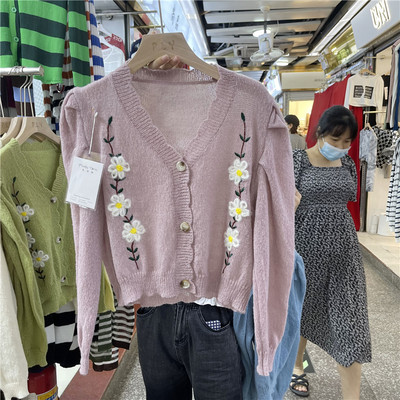 Γυναικεία ζακέτα με V-λαιμόκοψη και κεντημένα λουλούδια