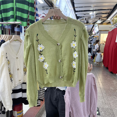 Γυναικεία ζακέτα με V-λαιμόκοψη και κεντημένα λουλούδια