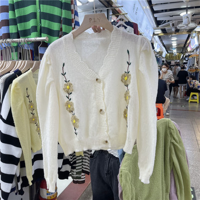 Γυναικεία ζακέτα με V-λαιμόκοψη και κεντημένα λουλούδια