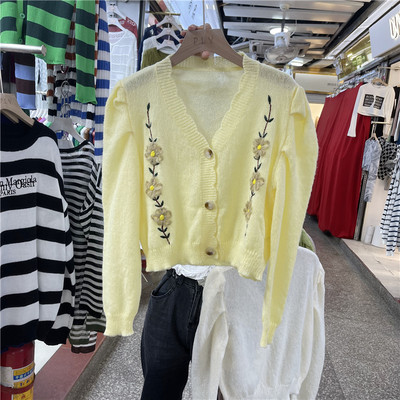 Γυναικεία ζακέτα με V-λαιμόκοψη και κεντημένα λουλούδια