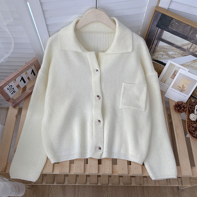 Naiste kootud vest klassikalise krae ja nööpidega