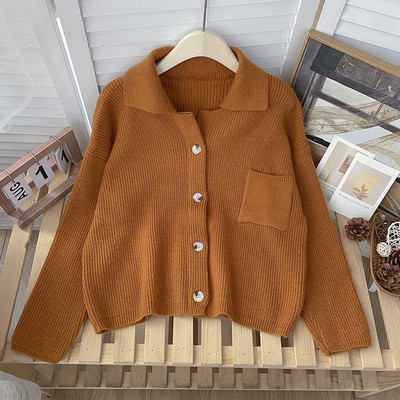 Naiste kootud vest klassikalise krae ja nööpidega