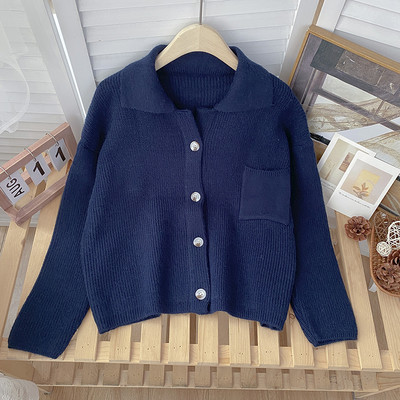 Naiste kootud vest klassikalise krae ja nööpidega