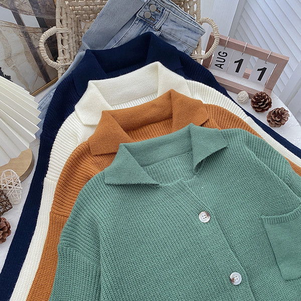 Naiste kootud vest klassikalise krae ja nööpidega