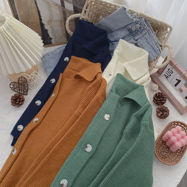 Naiste kootud vest klassikalise krae ja nööpidega