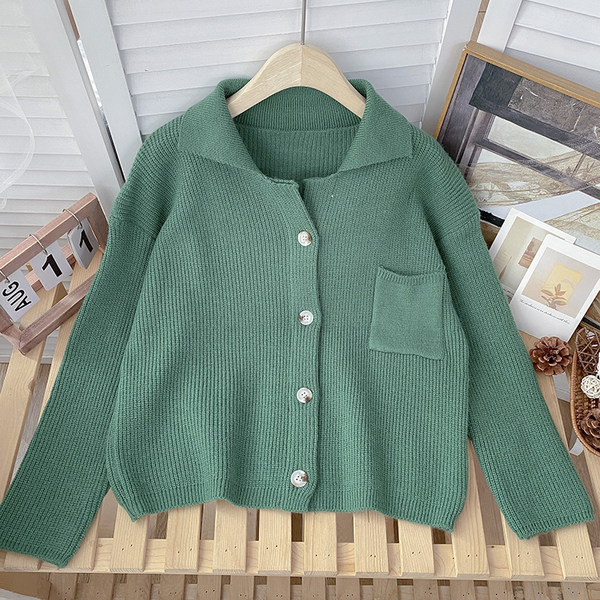 Naiste kootud vest klassikalise krae ja nööpidega