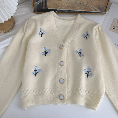 Γυναικεία ζακέτα με κέντημα και κουμπιά