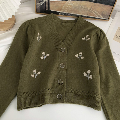 Γυναικεία ζακέτα με κέντημα και κουμπιά