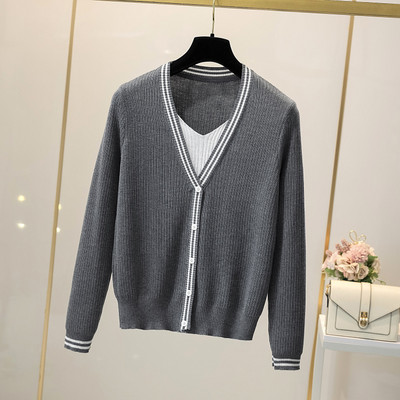 Μοντέρνα ζακέτα  με κουμπιά και λαιμόκοψη spitz