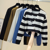 Актуална жилетка с шпиц деколте и емблеми