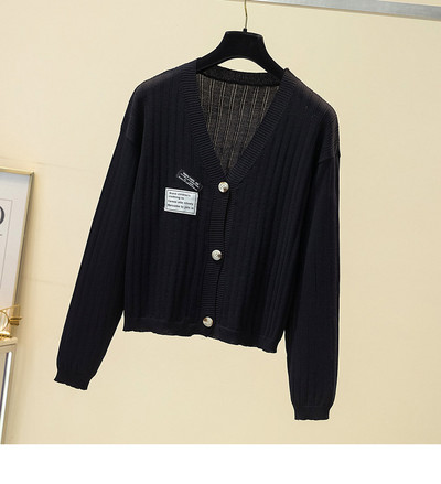 Актуална жилетка с шпиц деколте и емблеми