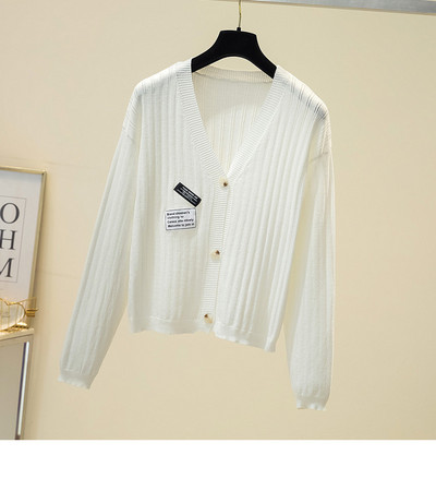 Актуална жилетка с шпиц деколте и емблеми