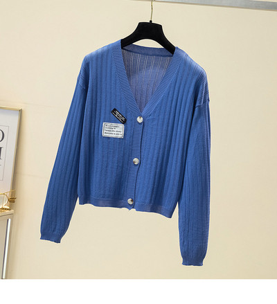 Актуална жилетка с шпиц деколте и емблеми