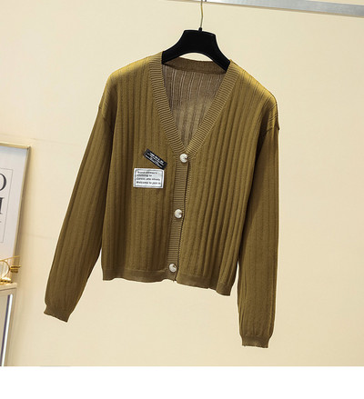 Актуална жилетка с шпиц деколте и емблеми