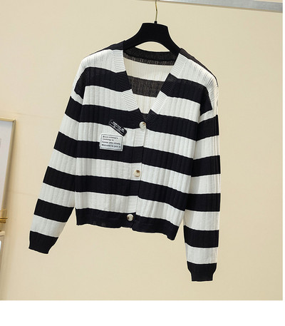 Актуална жилетка с шпиц деколте и емблеми