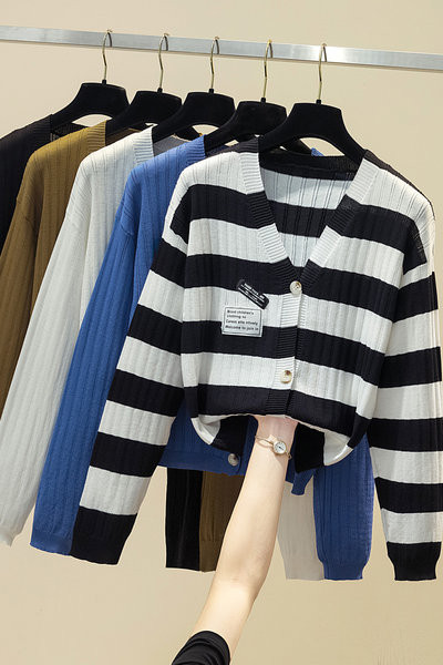 Актуална жилетка с шпиц деколте и емблеми