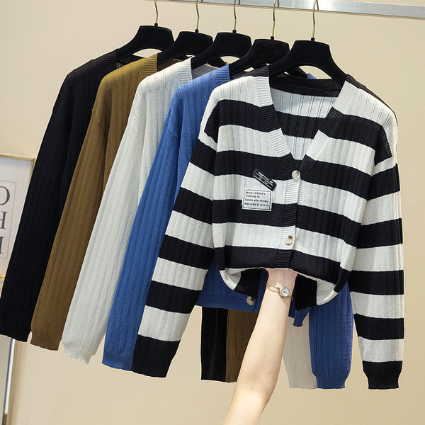 Актуална жилетка с шпиц деколте и емблеми