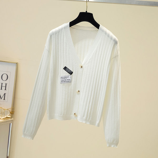 Актуална жилетка с шпиц деколте и емблеми