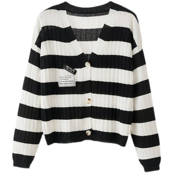 Актуална жилетка с шпиц деколте и емблеми