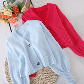 Egyszínű női mellény gombokkal és spitz nyakkivágással