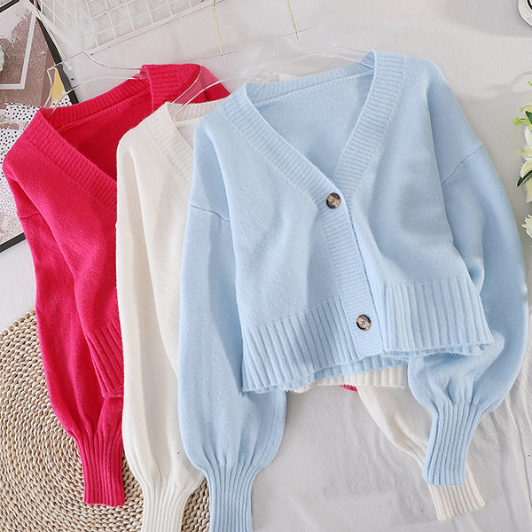 Egyszínű női mellény gombokkal és spitz nyakkivágással