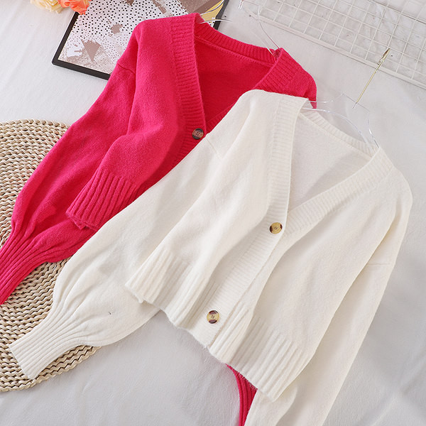 Egyszínű női mellény gombokkal és spitz nyakkivágással