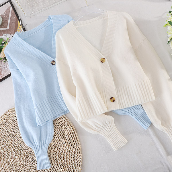 Egyszínű női mellény gombokkal és spitz nyakkivágással