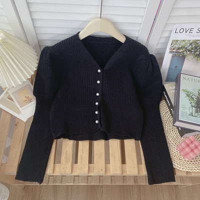 Πλεκτή γυναικεία ζακέτα με πέρλες και λαιμόκοψη