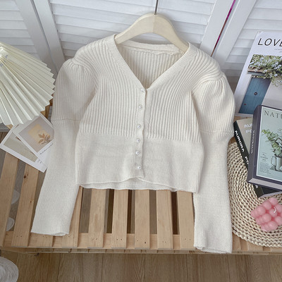 Πλεκτή γυναικεία ζακέτα με πέρλες και λαιμόκοψη