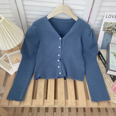 Πλεκτή γυναικεία ζακέτα με πέρλες και λαιμόκοψη