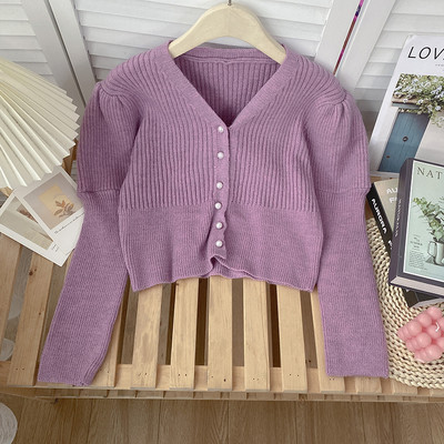 Πλεκτή γυναικεία ζακέτα με πέρλες και λαιμόκοψη