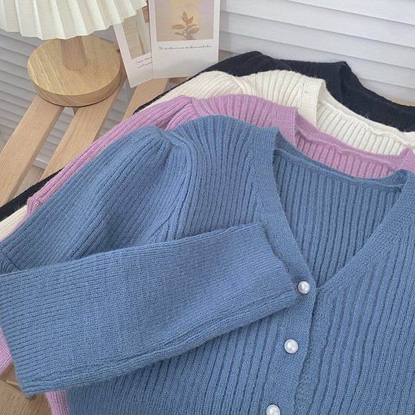 Πλεκτή γυναικεία ζακέτα με πέρλες και λαιμόκοψη