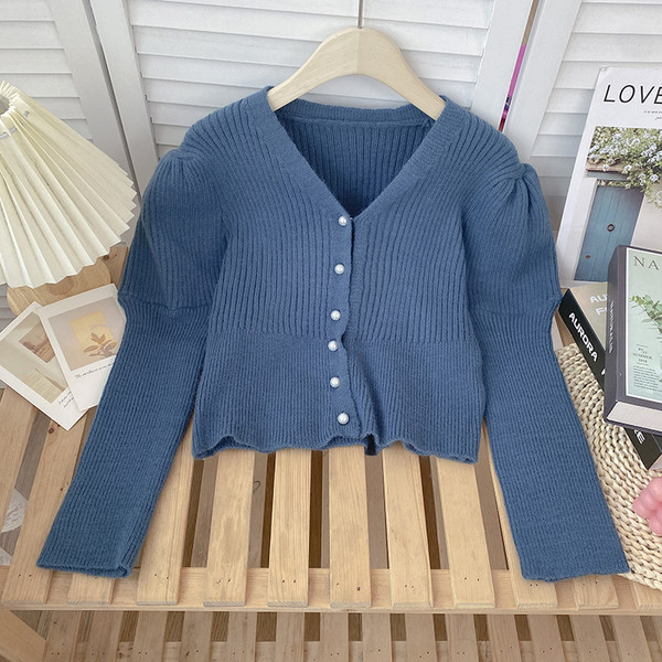 Πλεκτή γυναικεία ζακέτα με πέρλες και λαιμόκοψη