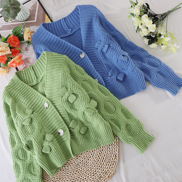 Mitmes värvitoonis kootud naiste kampsun ja nööbid