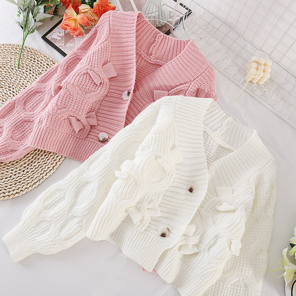 Mitmes värvitoonis kootud naiste kampsun ja nööbid