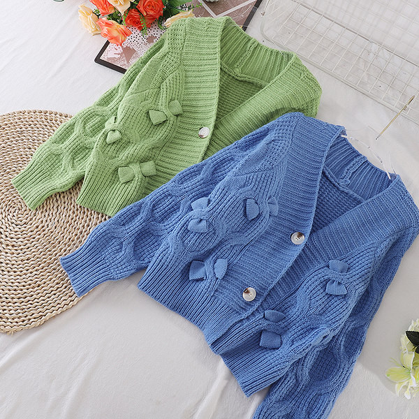 Mitmes värvitoonis kootud naiste kampsun ja nööbid