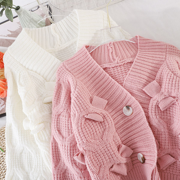 Mitmes värvitoonis kootud naiste kampsun ja nööbid