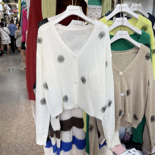 Дамска жилетка с апликация и V-образно деколте 