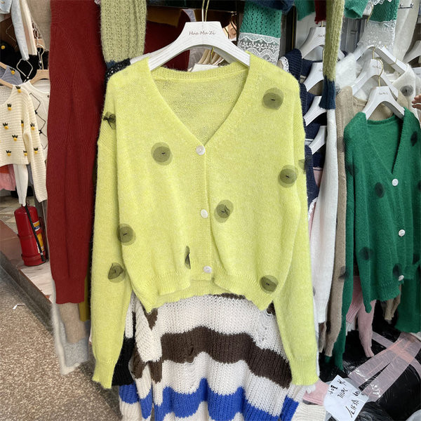 Дамска жилетка с апликация и V-образно деколте 