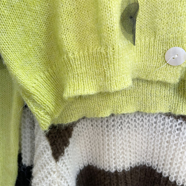 Дамска жилетка с апликация и V-образно деколте 