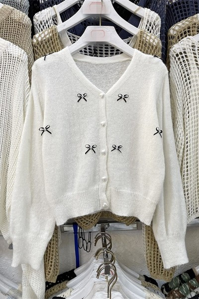 Moteriškas megztinis su kaspinu ir dekoratyviniais perlais