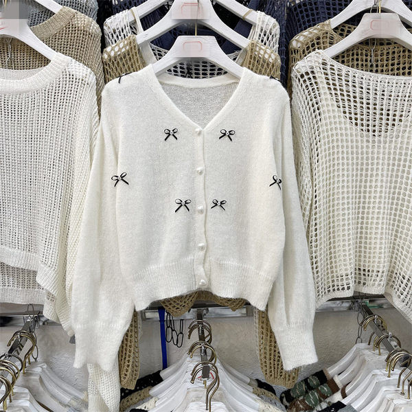 Moteriškas megztinis su kaspinu ir dekoratyviniais perlais