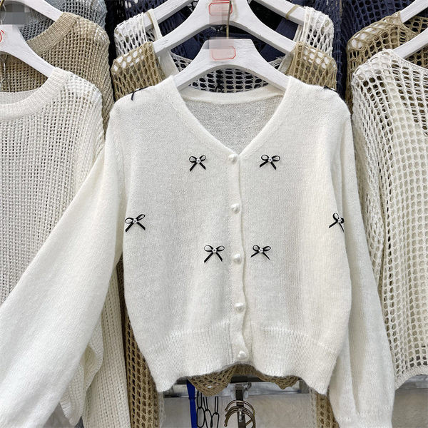 Moteriškas megztinis su kaspinu ir dekoratyviniais perlais