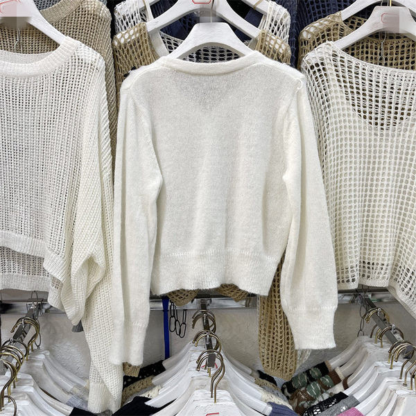 Moteriškas megztinis su kaspinu ir dekoratyviniais perlais