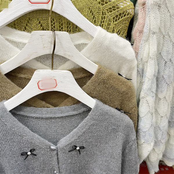 Moteriškas megztinis su kaspinu ir dekoratyviniais perlais