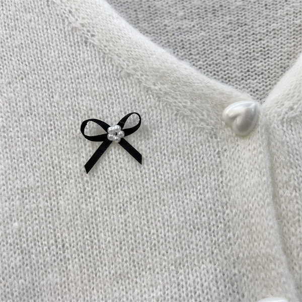 Moteriškas megztinis su kaspinu ir dekoratyviniais perlais