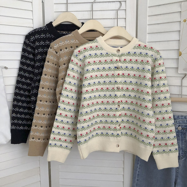 Női téli mellény gombokkal és kerek nyakkivágással