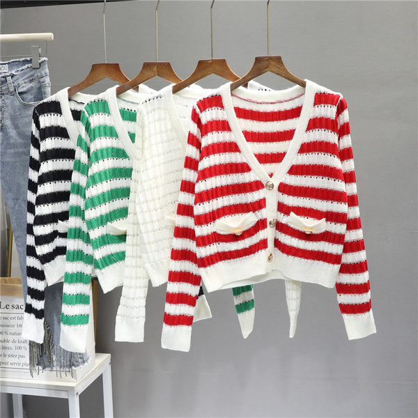 Ženski prugasti prsluk s metalnim gumbima i dugim rukavima